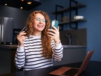 boldog fiatal nő személyi kölcsönt igényel teljesen online, mobil, bankkártya