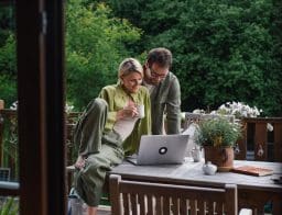 házaspár TB-jogviszony-igazolást igényel elektronikusan laptopon, otthon starthoz