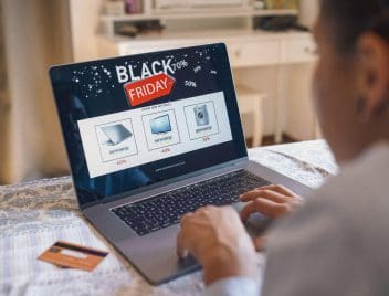 Black Friday alkalmával egyszer használatos bankkártyával vásárol akciós terméket webshopból, online