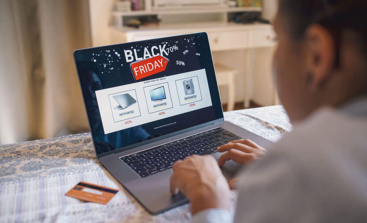 Black Friday alkalmával egyszer használatos bankkártyával vásárol akciós terméket webshopból, online