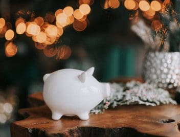 év végi jutalmat, bónuszt, karácsonyi pénzt lekötött betétbe tenni, malacpersely, ünnepi fények