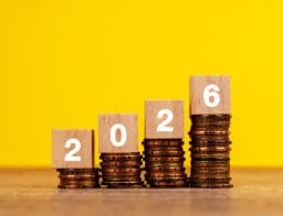 2026. január 1-jétől a minimálbér 11%-kal, míg a garantált bérminimum 7%-kal nő, pénzhalom, 2026-os évszám, sárga háttér