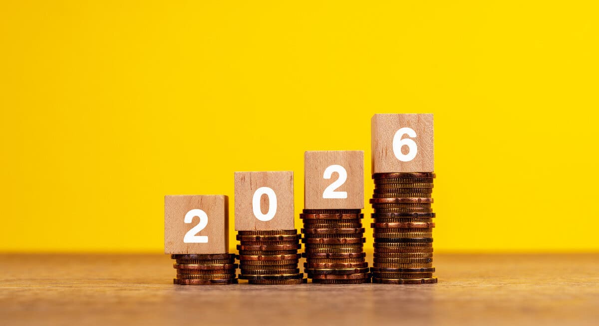 2026. január 1-jétől a minimálbér 11%-kal, míg a garantált bérminimum 7%-kal nő, pénzhalom, 2026-os évszám, sárga háttér