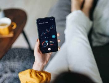 nő a mobilappban nézi a tőzsdei árfolyamokat és hogy mekkora minimum összeg befektetését várják el