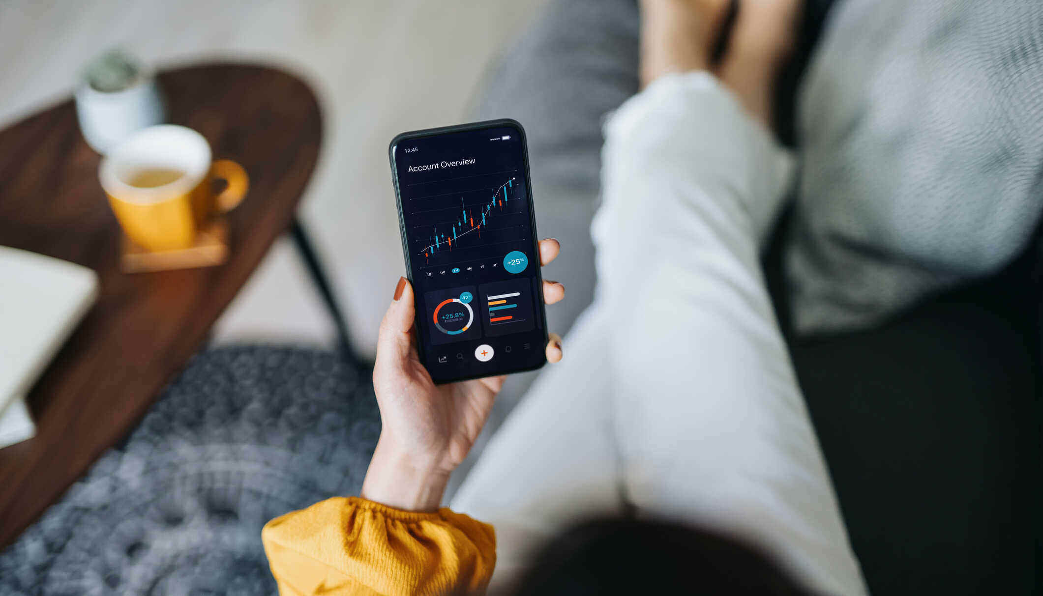 nő a mobilappban nézi a tőzsdei árfolyamokat és hogy mekkora minimum összeg befektetését várják el