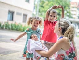 Anya a három gyermekével a szabadban