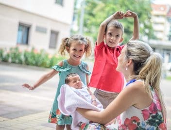 Anya a három gyermekével a szabadban