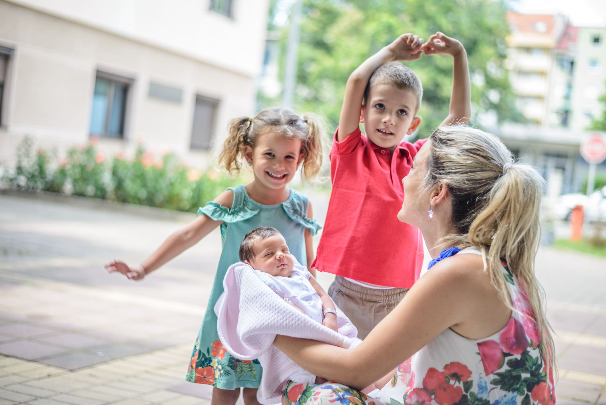 Anya a három gyermekével a szabadban