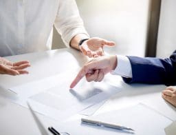 Papírmunka, szerződés aláírás