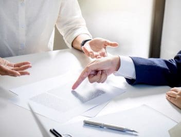 Papírmunka, szerződés aláírás