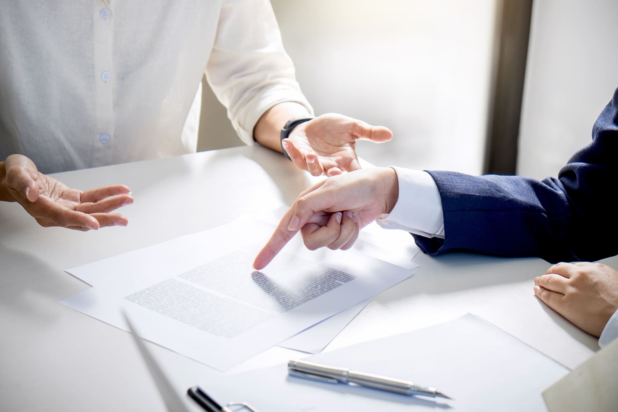 Papírmunka, szerződés aláírás