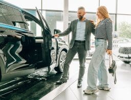 Autószalonban egy pár autókat nézeget