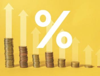 nyugdíjpénztári költségek alacsonyak, sárga háttér, érmekupacok, százalékjel