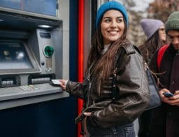 300 ezer forintra emelkedik az ingyenes készpénzfelvétel, nő pénzt vesz fel ATM-ből