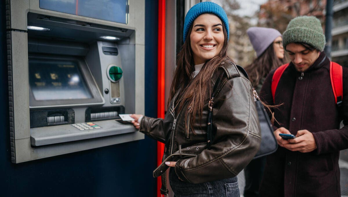 300 ezer forintra emelkedik az ingyenes készpénzfelvétel, nő pénzt vesz fel ATM-ből