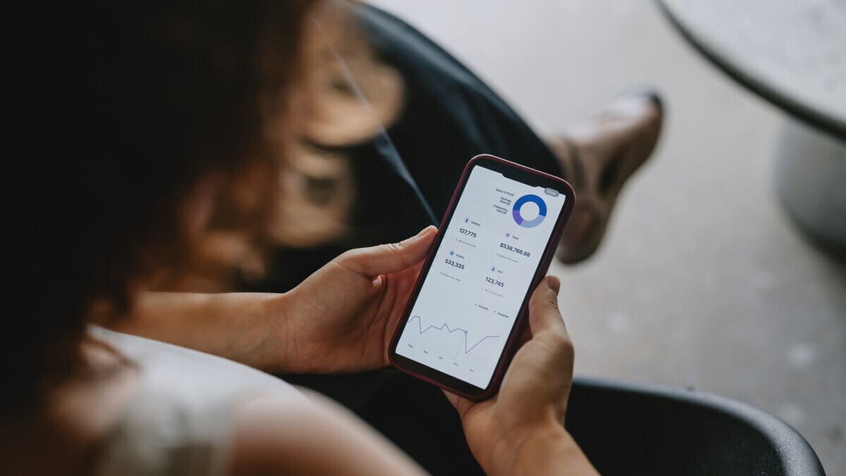 nő mobilbankban nyesz számlát nyit