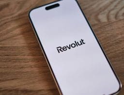 telefon, rajta megnyitva a Revolut app, ami épp megszünteti a kripto-szolgáltatását Magyarországon