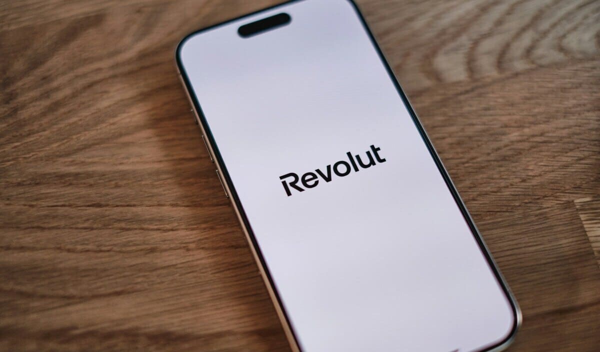 telefon, rajta megnyitva a  Revolut app, ami épp megszünteti a kripto-szolgáltatását Magyarországon 