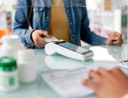 nő a gyógyszertárban Polgári Bankos bankkártyával vásárol, emelkednek a bankszámladíjak