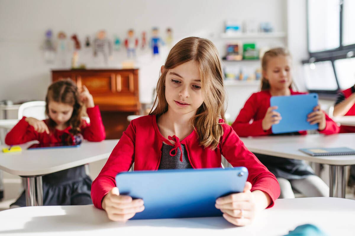 alsós lányok tabletet használnak az iskolában, gyerekek, Junior számla összehasonlítás 14 év alatt
