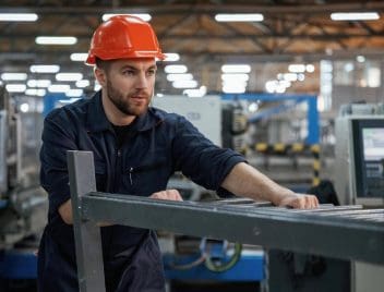 gyári munkás minimálbért keres, szocho-kompenzációra jogosult a munkaadója