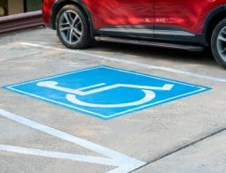 Mozgáskorlátozott autó parkolóhely látható a képen