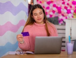 nő Revolut-kártyával fizet egy webshopban, most már magyar számlaszáma is lehet