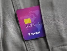 Revolut-bankkártya zsebben, tranzakciós illeték