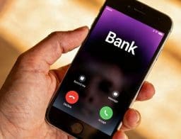 Gyakori telefonos csalási mód: bank nevében hívnak. telefon a kézben