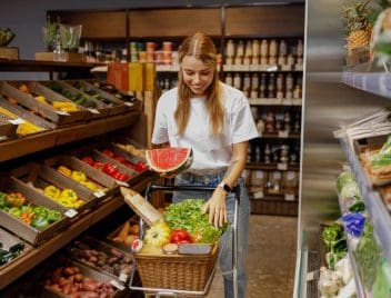 Az MNB 6 százalékra csökkentette az alapkamatot, nő élelmiszert vásárol, árrésstop