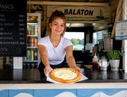 turizmus, vendéglátásban dolgozó diákmunkás a Balatonnál, lángos, büfé