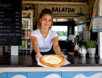 turizmus, vendéglátásban dolgozó diákmunkás a Balatonnál, lángos, büfé