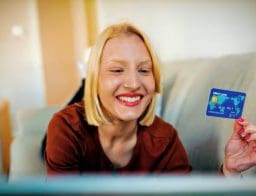 fiatal szőke nő bankkártyával, 0 forintos, díjmentes bankszámlák feltétel nélkül