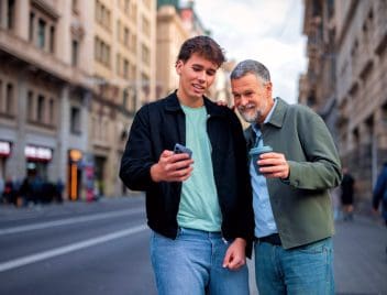 apa és fia, szülő és gyereke. nem ugyanott bankolnak