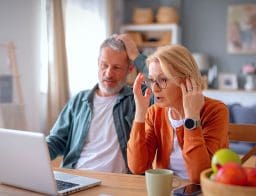 középkorú házaspár a WebKincstárat nézi, 48 órás várakozási idő az állampapíros pénzek kiutalásánál