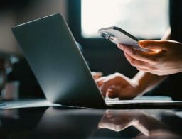bankszámla megszüntetése, mobilbank, netbank, laptop, okostelefon