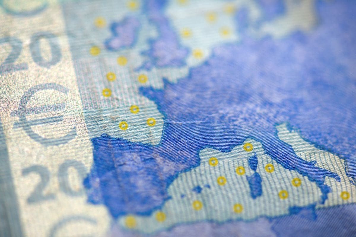 Európa térkép, euró, lakáshitel kamat