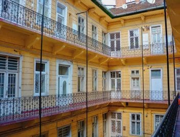 közös költség, társasház, belső udvar, körfolyosó, gang