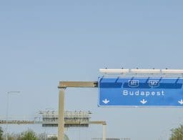 Közelekedési tábla Magyarországon - Budapest