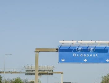 Közelekedési tábla Magyarországon - Budapest
